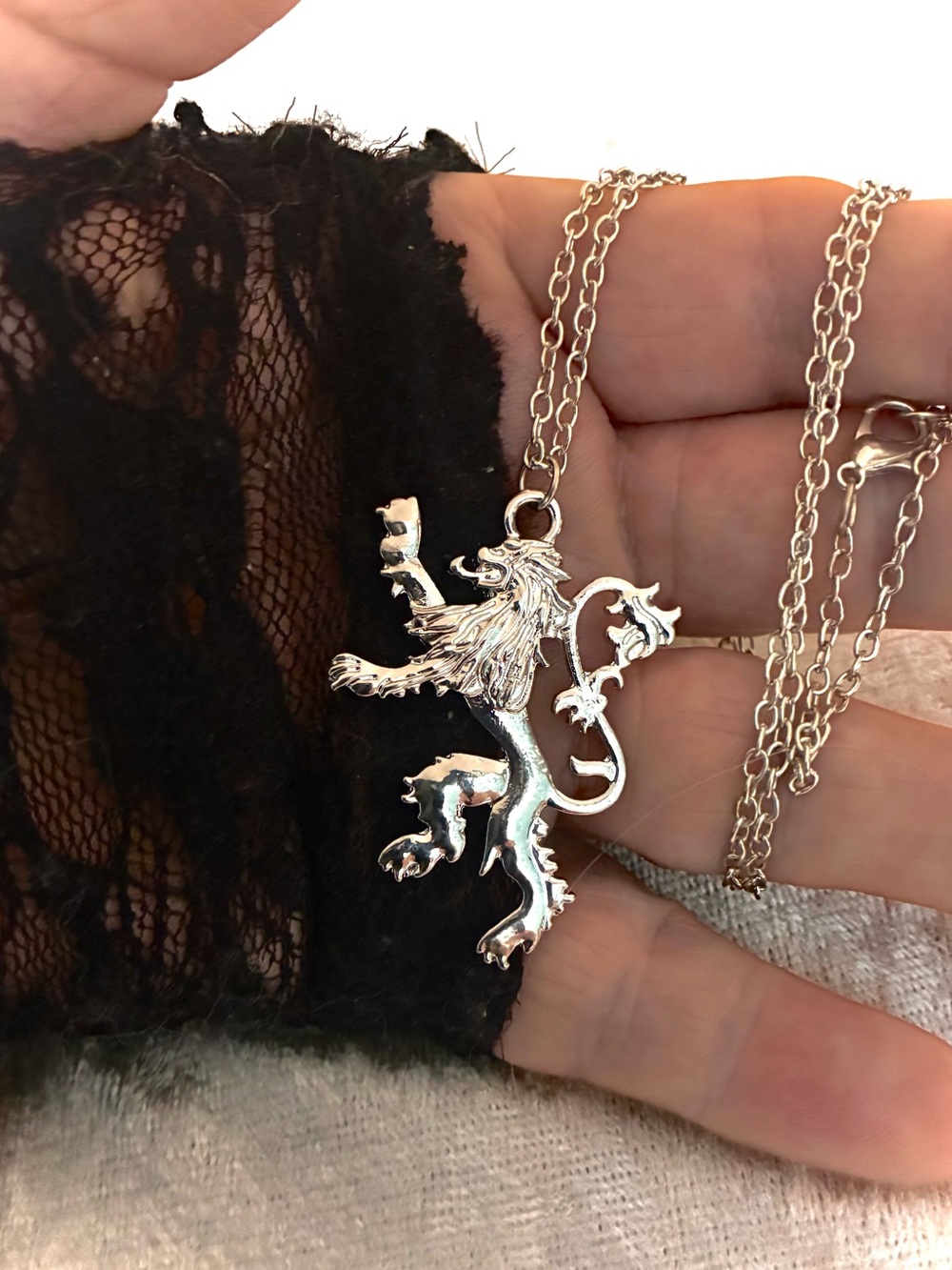 LION RAMPANT NECKLACE - Picture 3 of 7